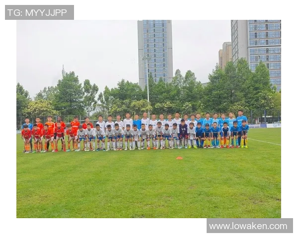 足球艺术的魅力彩绘作品展现球场激情与创意之美