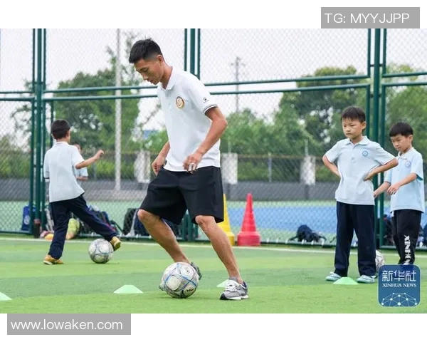 足球K席的魅力与挑战：探讨足球场上的战术与团队合作精神